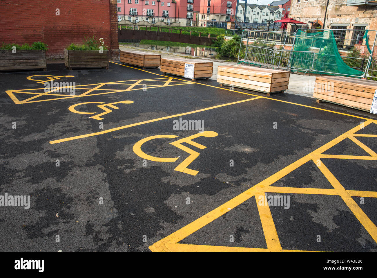 Blue Badge spazi di parcheggio a Exeter il Quayside nel Devon, Inghilterra, Regno Unito. Foto Stock
