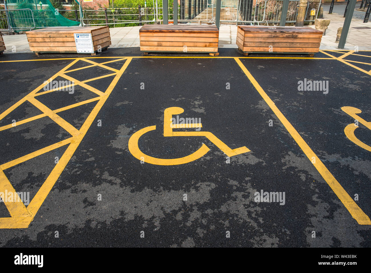 Blue Badge spazi di parcheggio a Exeter il Quayside nel Devon, Inghilterra, Regno Unito. Foto Stock