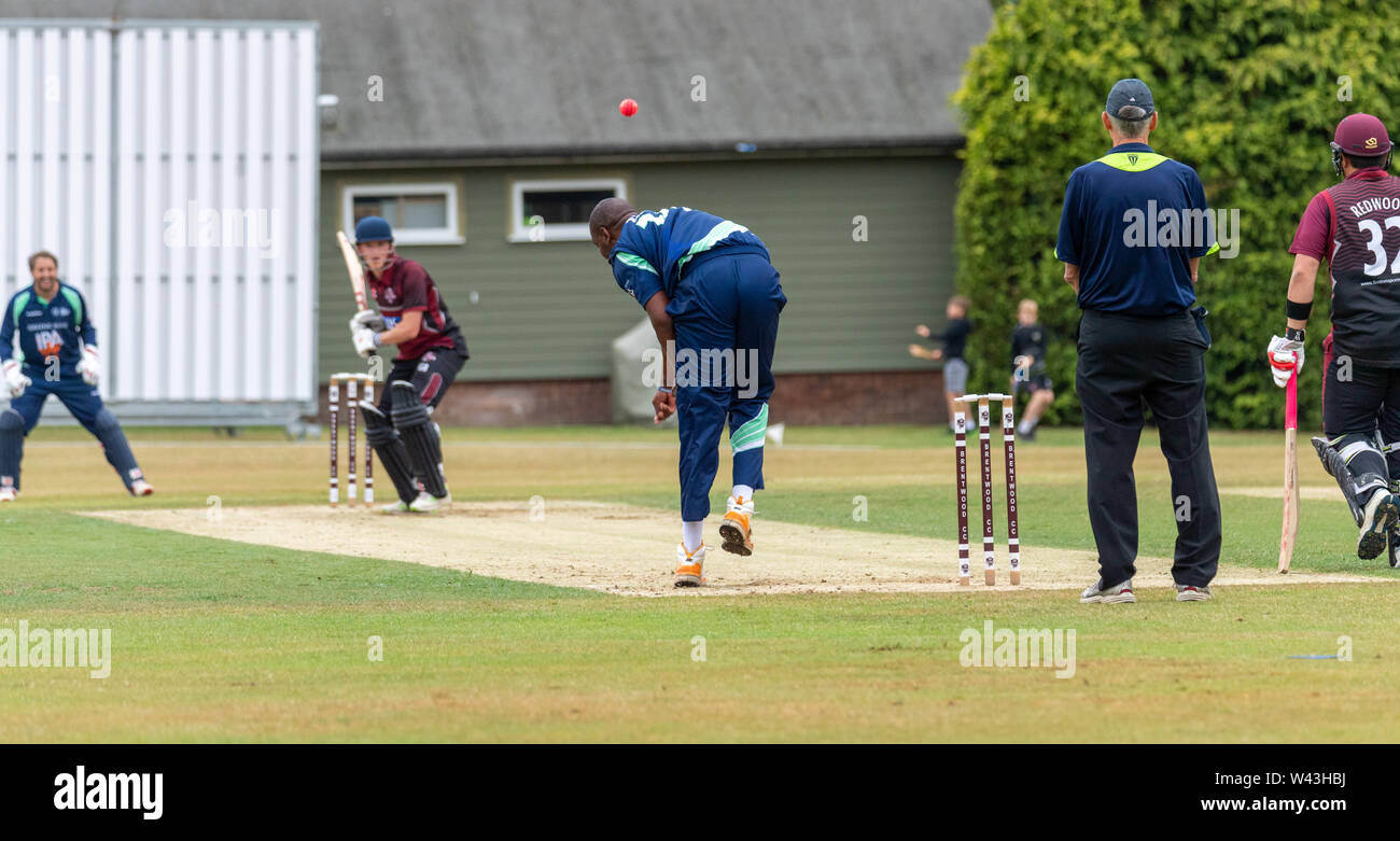 Brentwood Essex xix Luglio 2019 partita di cricket tra il PCA capitani inglesi e Brentwood Cricket Club. Alex Tudor del PCA bowling, Credito Ian Davidson/Alamy Live News Foto Stock