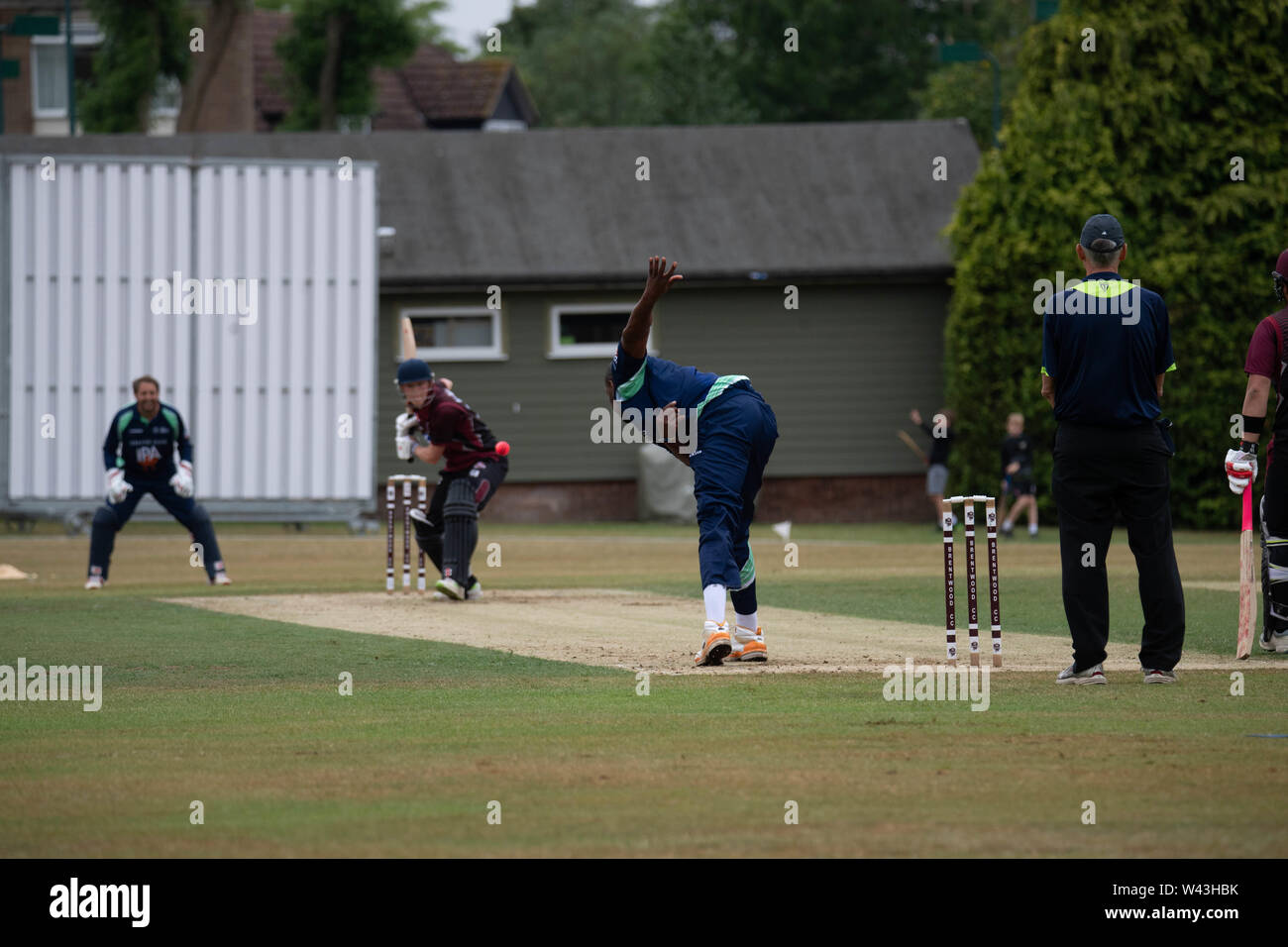 Brentwood Essex xix Luglio 2019 partita di cricket tra il PCA capitani inglesi e Brentwood Cricket Club Alex Tudor bowling per il PCA. Credit Ian Davidson/Alamy Live News Foto Stock