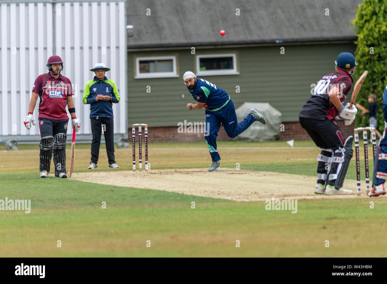 Brentwood Essex xix Luglio 2019 partita di cricket tra il PCA capitani inglesi e Brentwood Cricket Club. Monty Panesar bowling per il PCA inglese credito Masters Ian Davidson/Alamy Live News Foto Stock