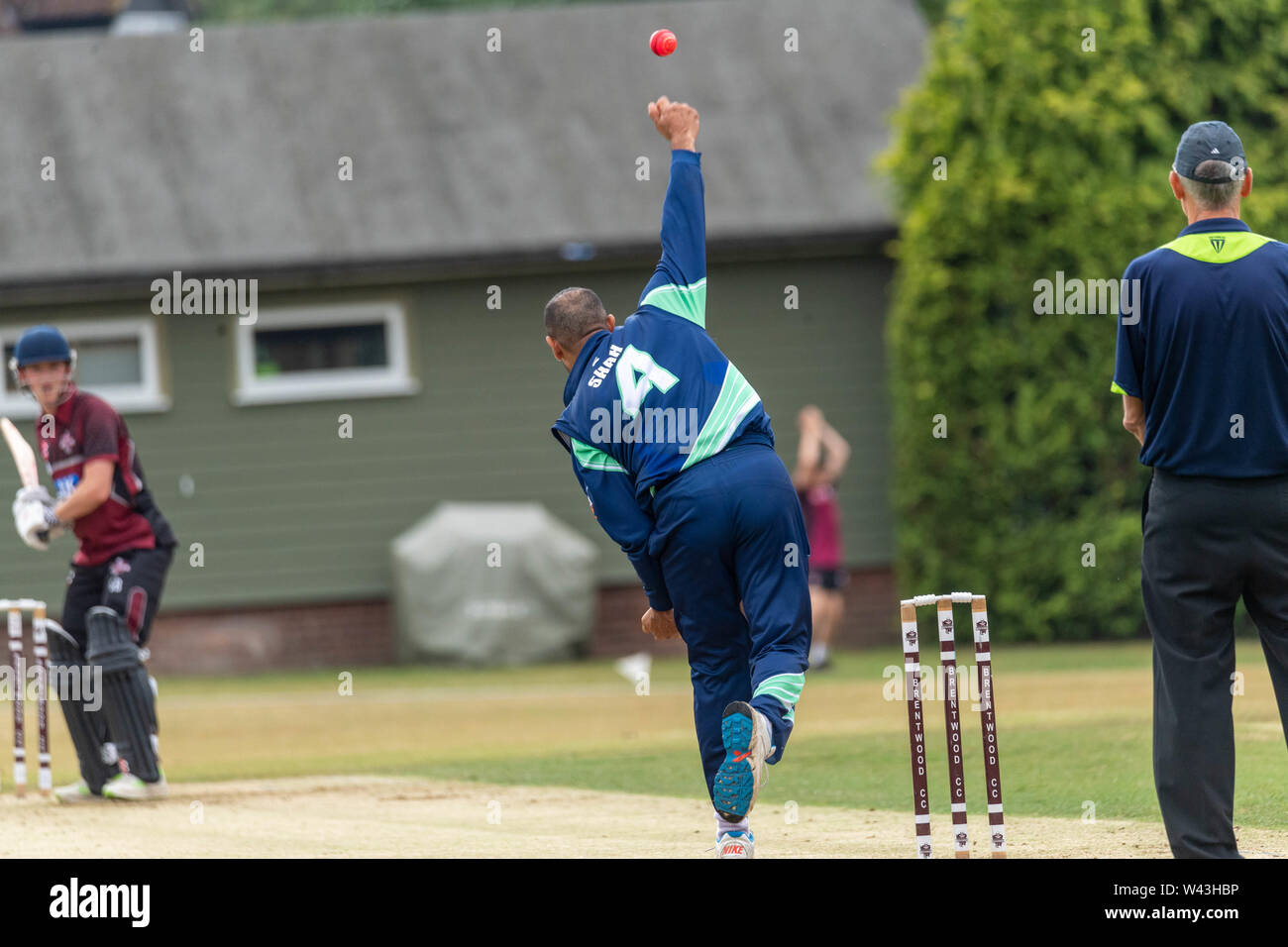 Brentwood Essex xix Luglio 2019 partita di cricket tra il PCA capitani inglesi e Brentwood Cricket Club. Owais Shah bowling per il PCA inglese credito Masters Ian Davidson/Alamy Live News Foto Stock