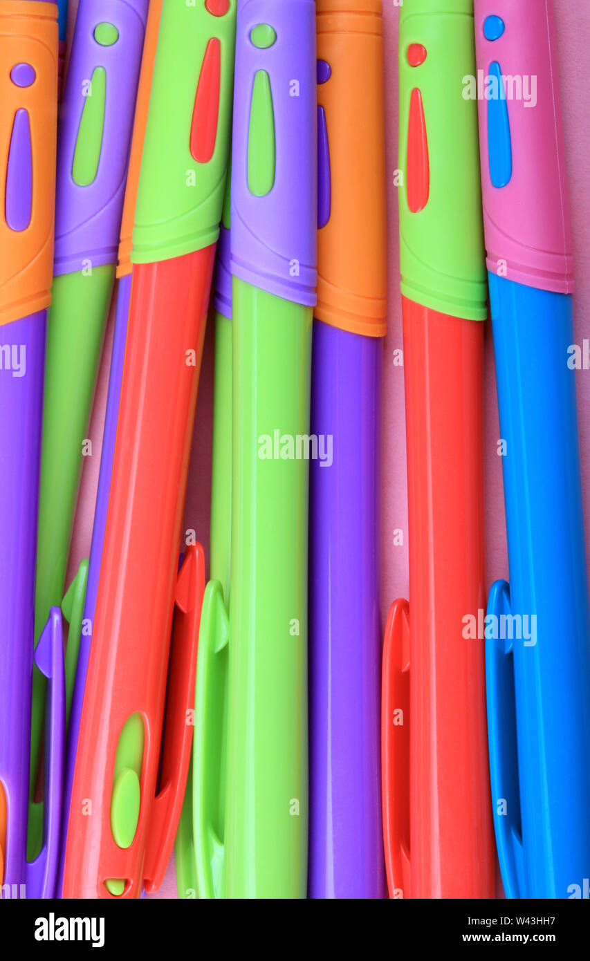 Molte penne a sfera su sfondo rosa Foto stock - Alamy