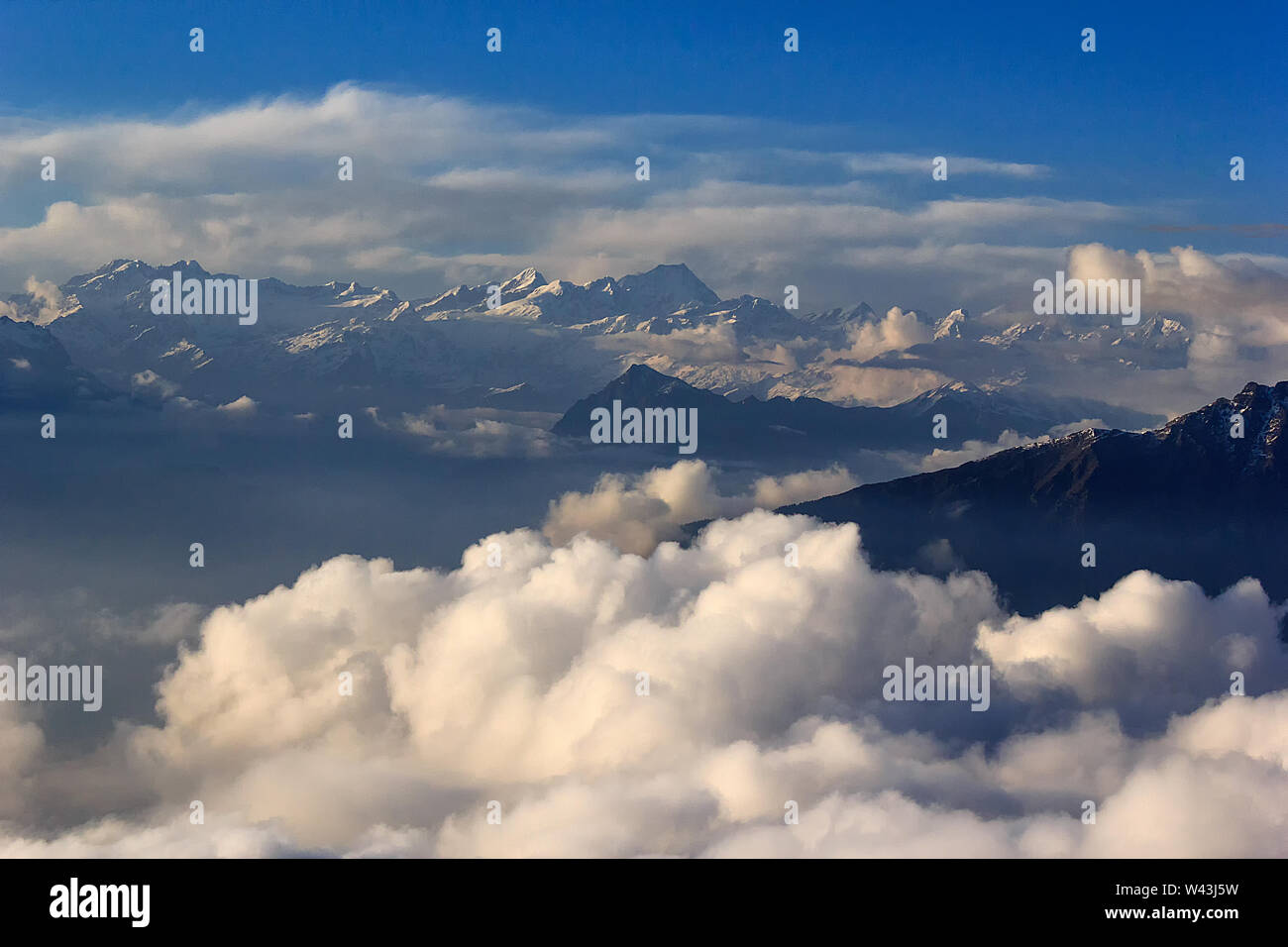 Golden nuvole e vette del Langtang mountain range. Langtang National Park. Himalaya. Il Nepal Foto Stock