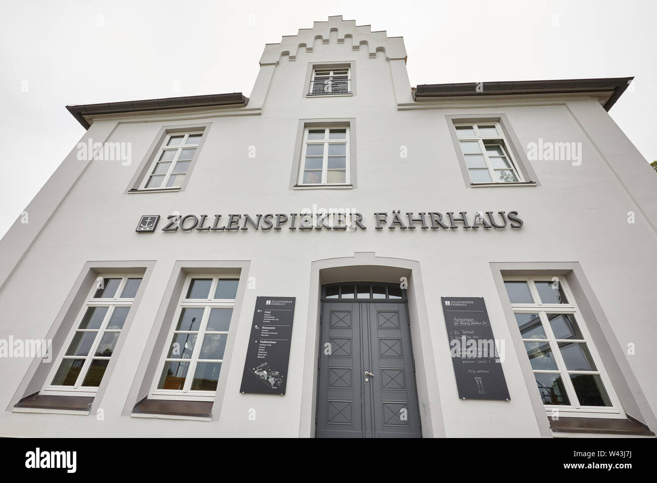 Amburgo, Germania. 14 Luglio, 2019. Il Zollenspieker Fährhaus scritte sulla costruzione dello stesso nome sull'Elba nel quartiere Kirchwerder. Credito: Georg Wendt/dpa/Alamy Live News Foto Stock