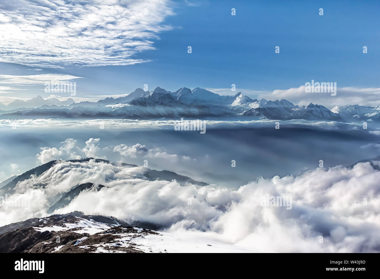 Crinale tra le nuvole. Langtang National Park. L'Himalaya. Il Nepal Foto Stock