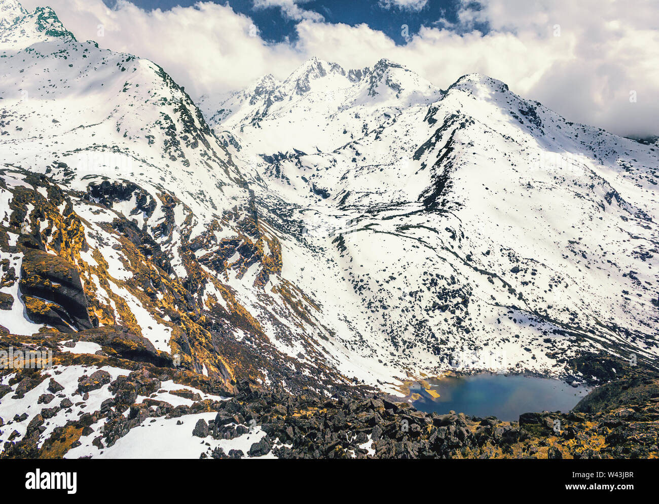 Trekking al Lago Gosaikunda - lago santo per induista e buddista del pellegrinaggio. Langtang valley. Himalaya. Il Nepal Foto Stock