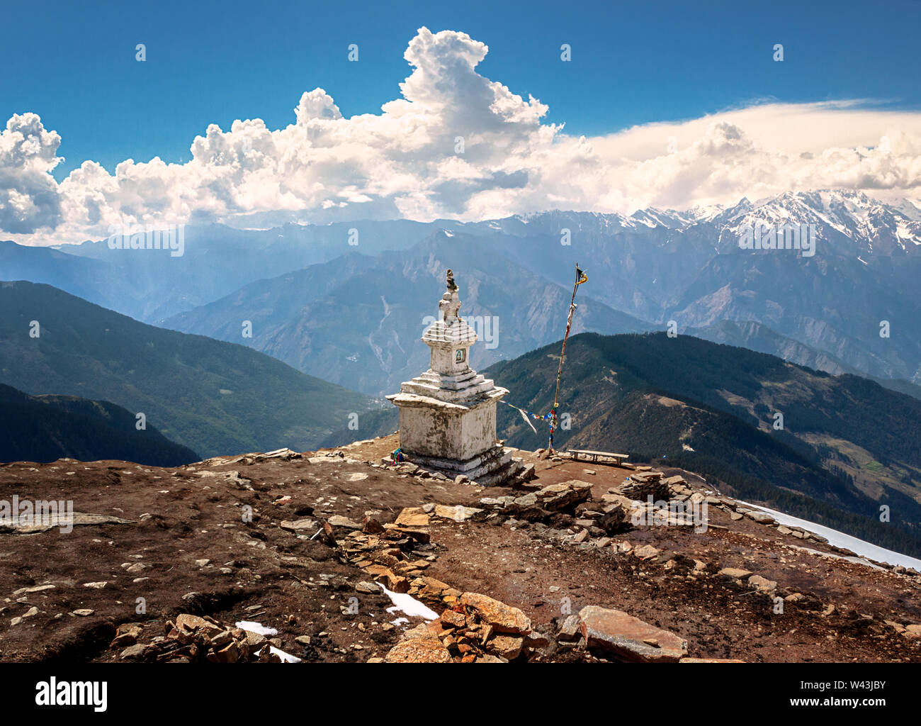 Stupa buddisti sulla montagna percorso trekking in Himalaya. Due giorni prima del terremoto il Nepal 2015. Questo stupa fu distrutta. Foto Stock