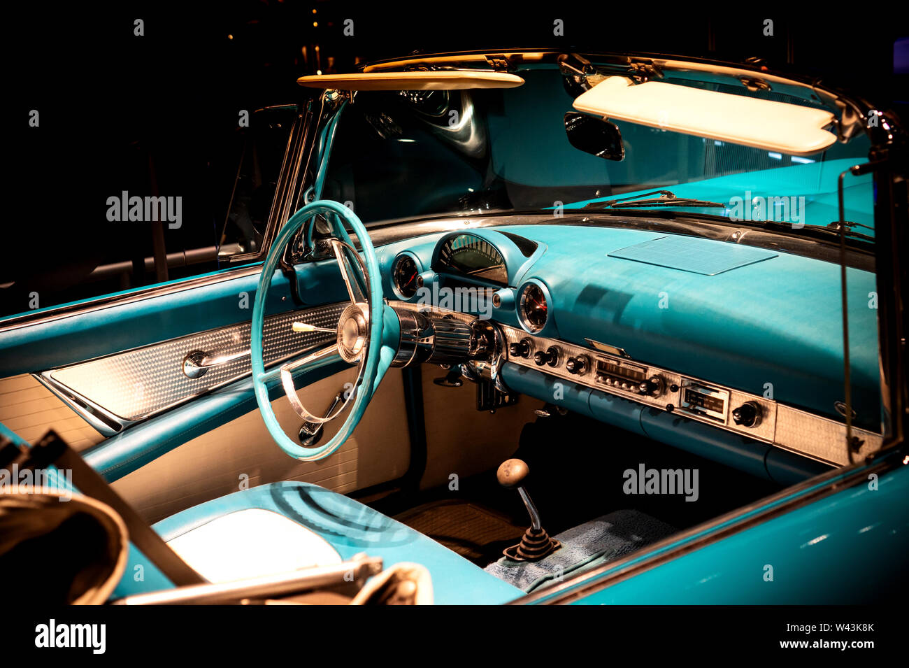 Conducente del cockpit di un auto classica Foto Stock