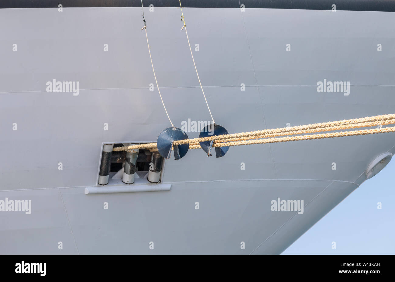 Marino Guardia di ratto sulla cima di ormeggio della nave passeggeri. Stock Photo Foto Stock