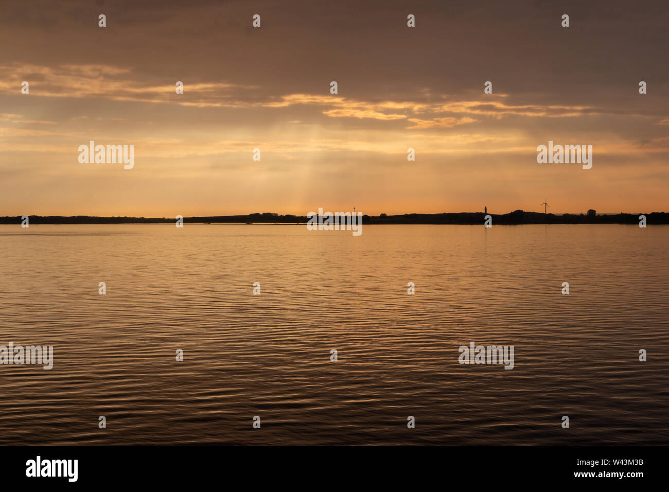 Bel tramonto al mare nel Kattegat, con la mente mulini in background Foto Stock