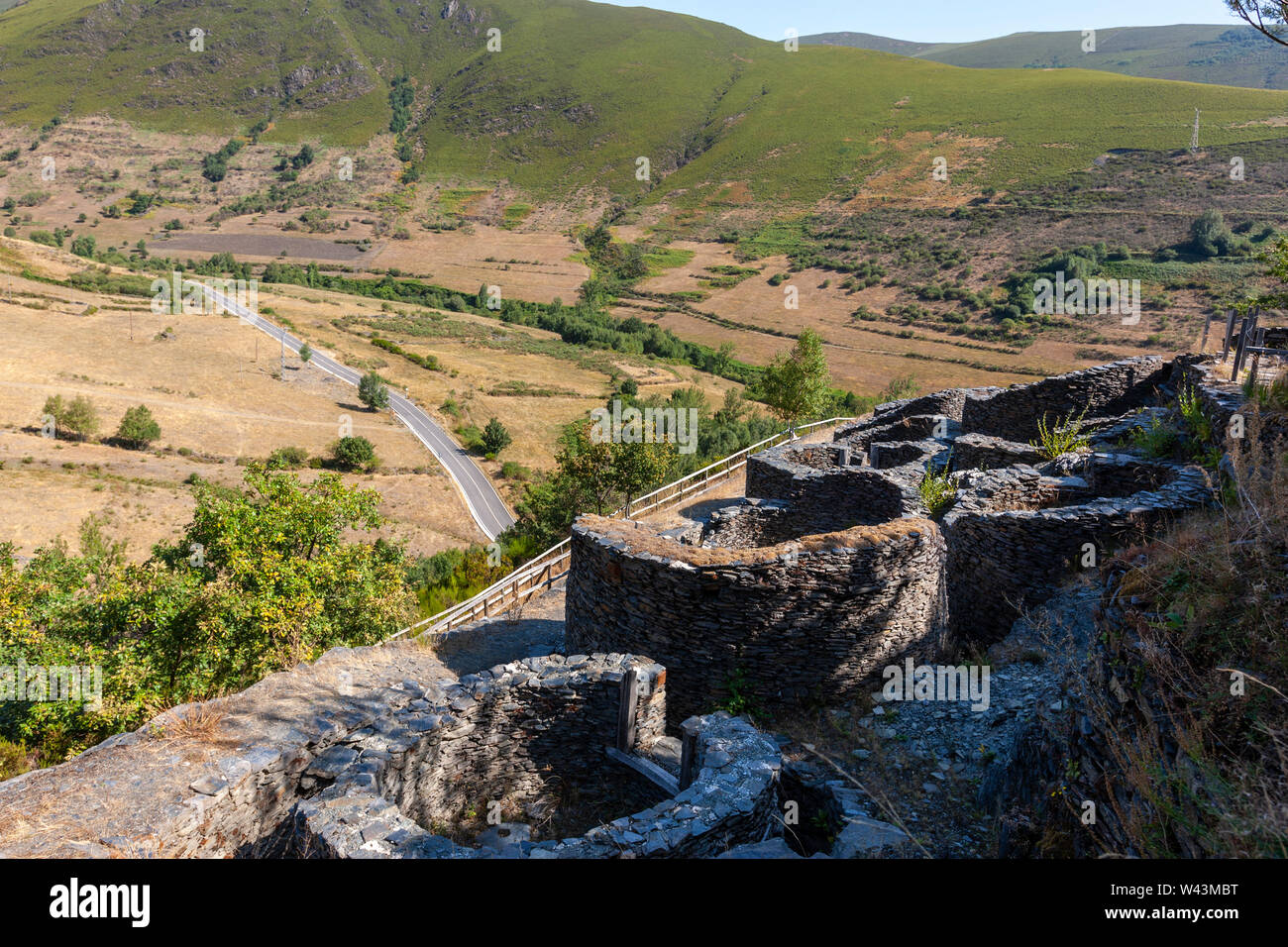 Resti di pre- Romano Castri e fortezze ' ' in Castro del Chano, antico insediamento , Peranzanes, El Bierzo, provincia di León, Spagna Foto Stock