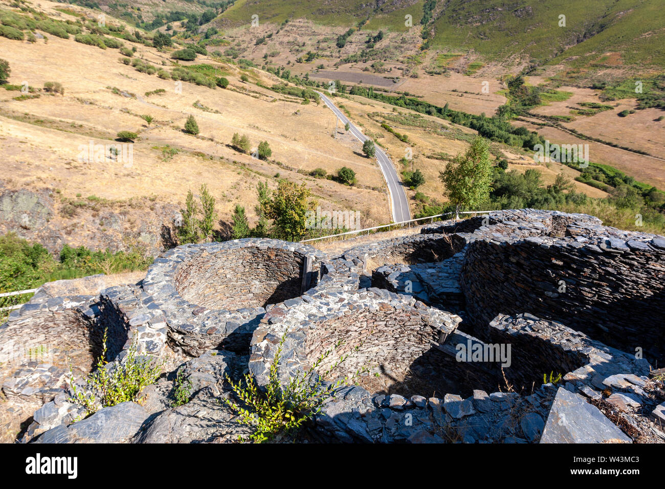 Resti di pre- Romano Castri e fortezze ' ' in Castro del Chano, antico insediamento , Peranzanes, El Bierzo, provincia di León, Spagna Foto Stock