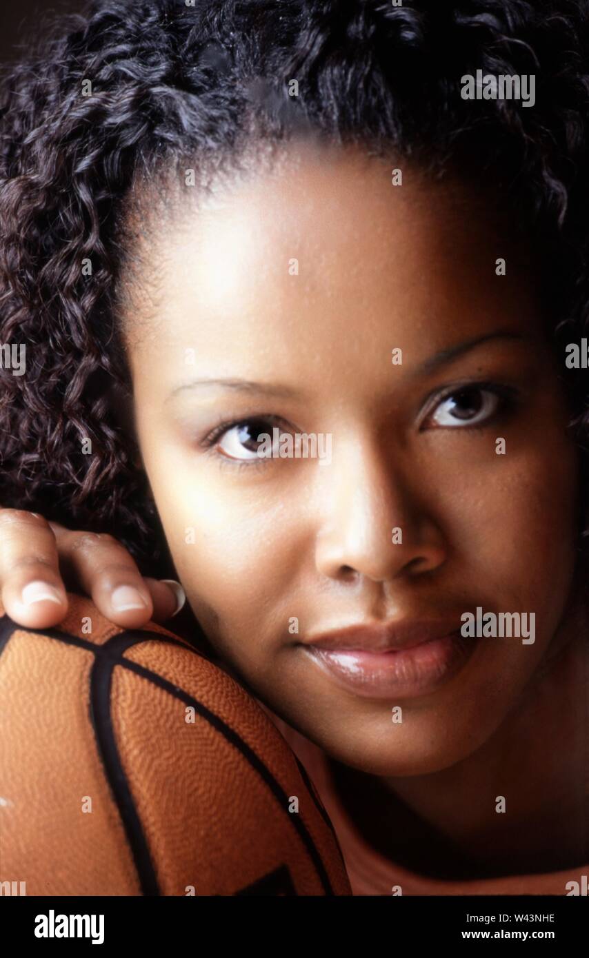 Donna che mantiene la pallacanestro Foto Stock