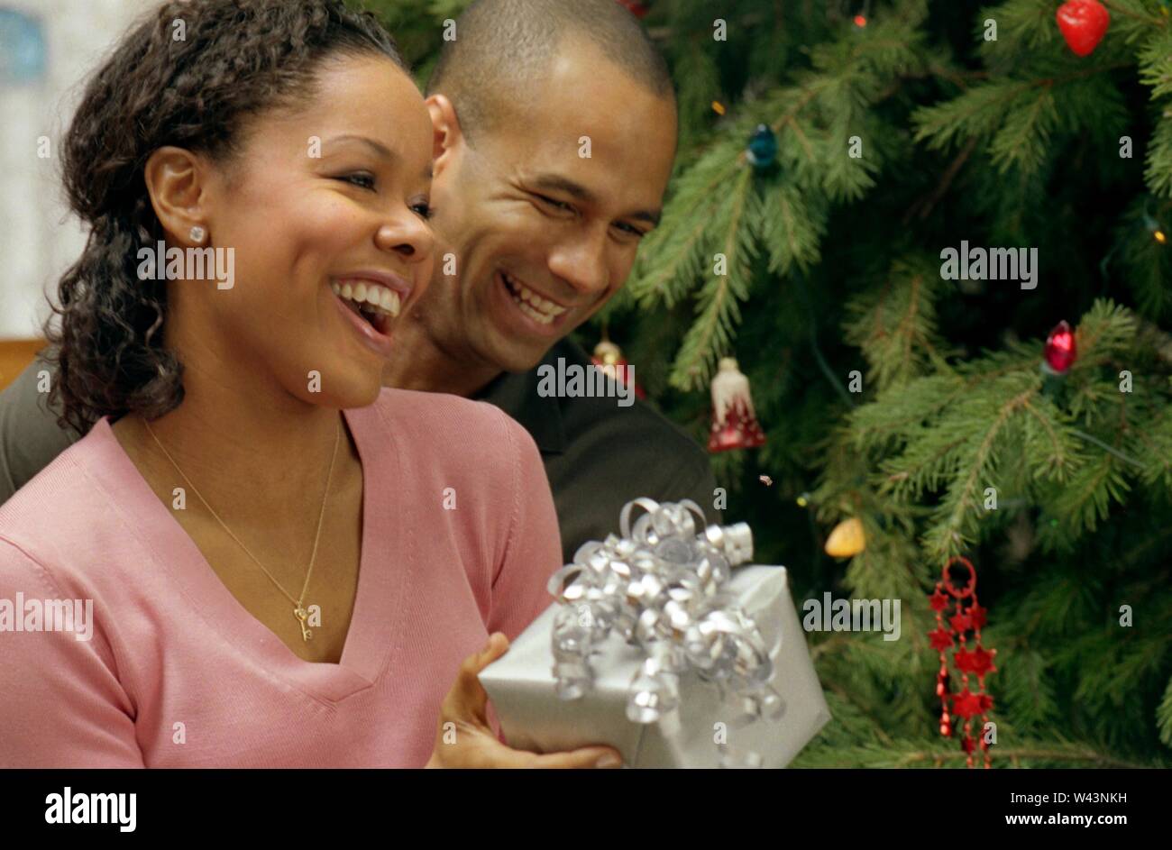 Giovane lo scambio di regali di Natale Foto Stock