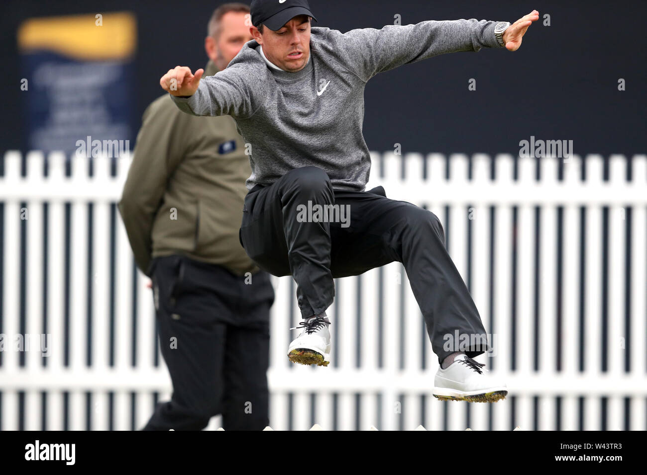 Durante la seconda giornata del Campionato Open 2019 presso il Royal Portrush Golf Club. Foto Stock