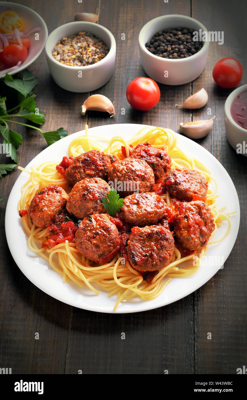 Le polpette di carne con salsa di pomodoro e gli spaghetti su piastra Foto Stock