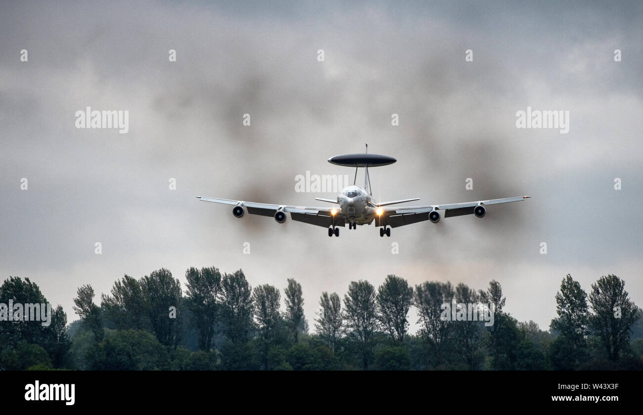 La NATO E-3A AWACS sentinella modificato Boeing 707 venuta in terra a RAF Fairford nel Gloucestershire durante il Royal International Air Tattoo. Foto Stock