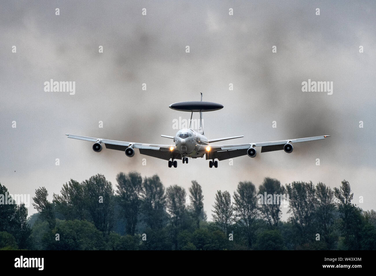 La NATO E-3A AWACS sentinella modificato Boeing 707 venuta in terra a RAF Fairford nel Gloucestershire durante il Royal International Air Tattoo. Foto Stock