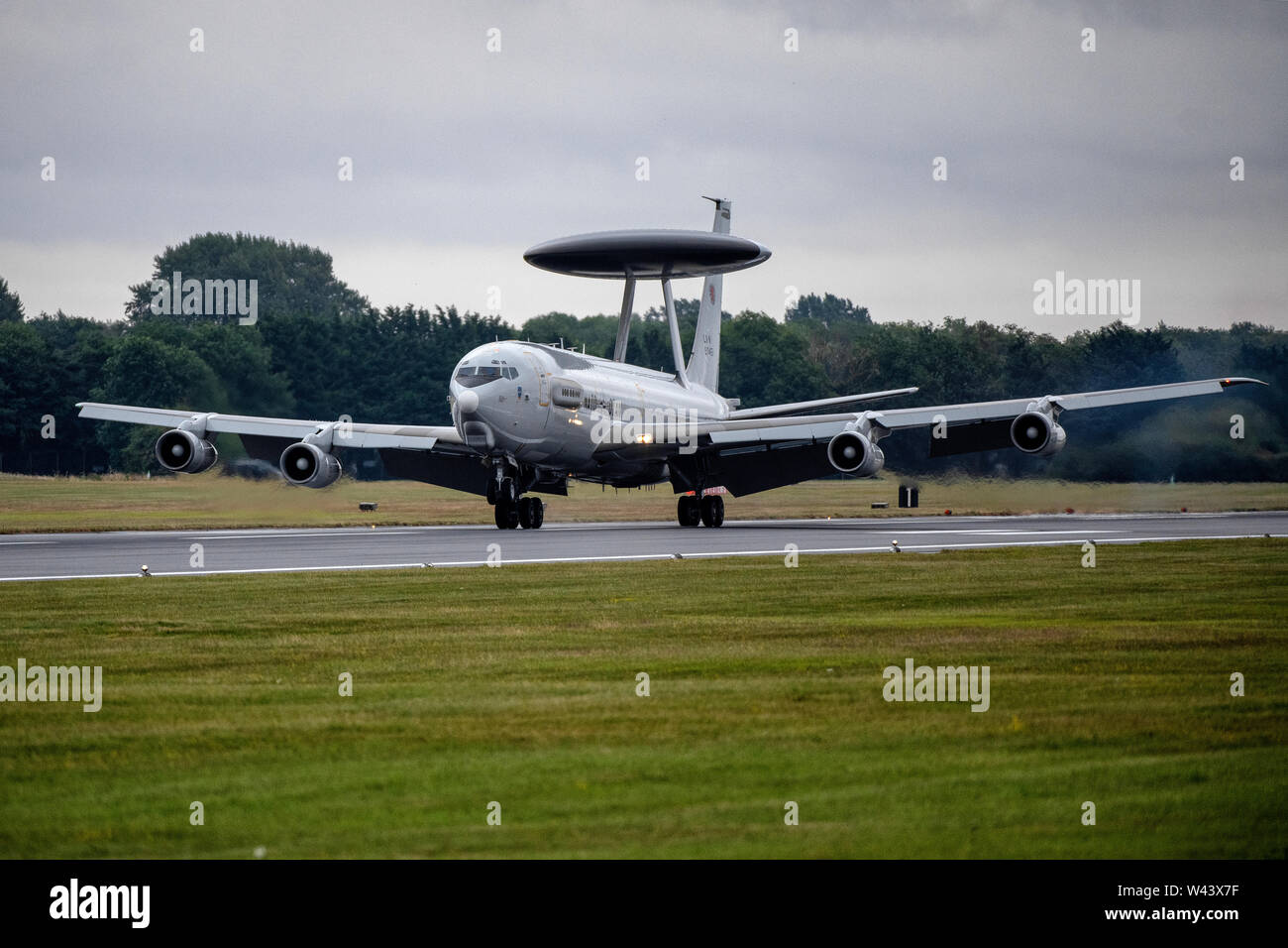 La NATO E-3A AWACS sentinella modificato Boeing 707 venuta in terra a RAF Fairford nel Gloucestershire durante il Royal International Air Tattoo. Foto Stock