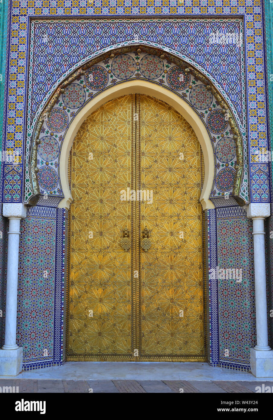 Il Marocco, Fez. Bella facciata, con stile arabesco portale ad arco e la piastrella vetrinata porta-surround con islamica pattern simmetrici. Foto Stock