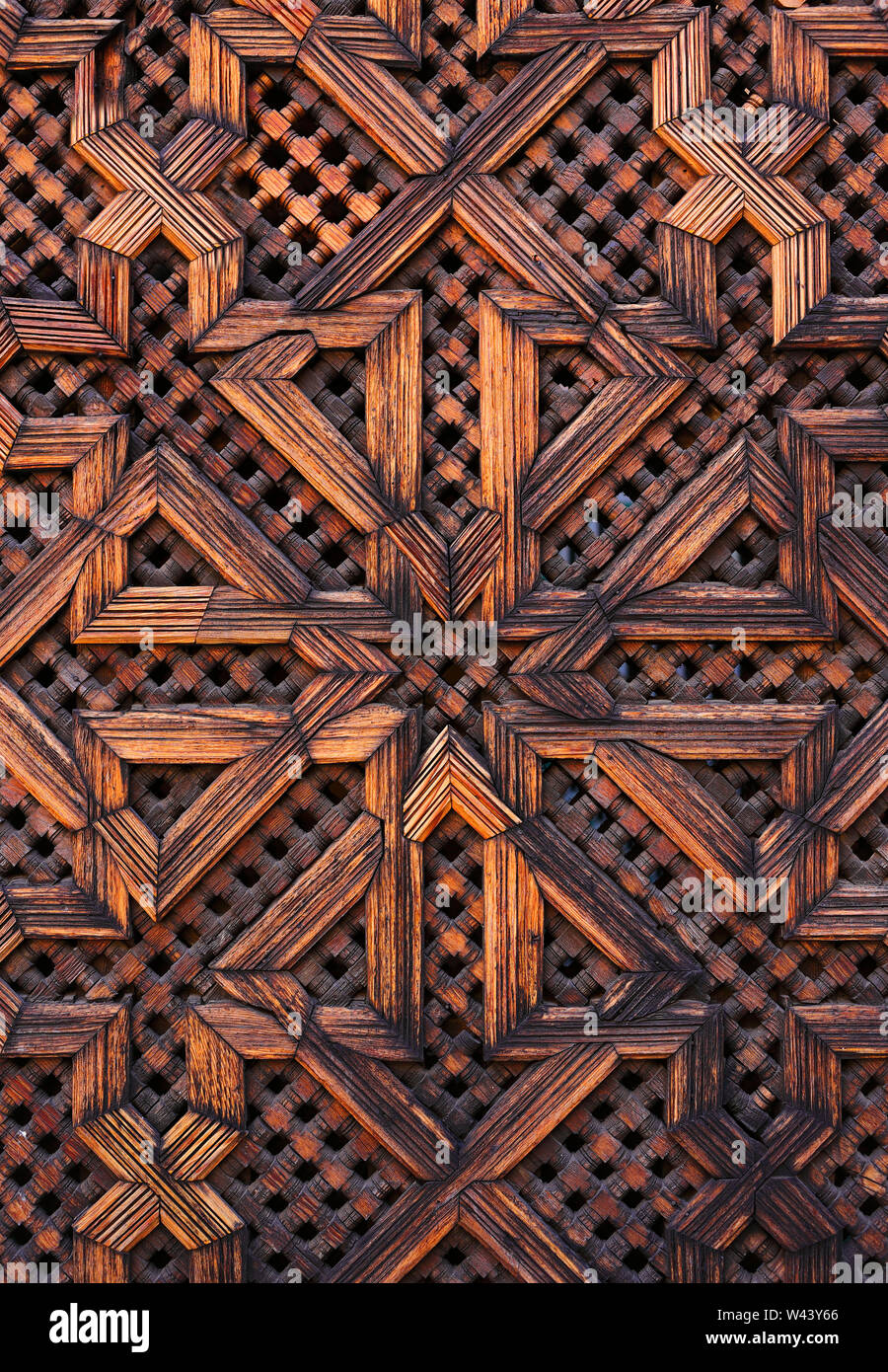 Il Marocco, Fez. Medievale originale stile arabesco pannello in legno con islamica pattern simmetrici. Foto Stock