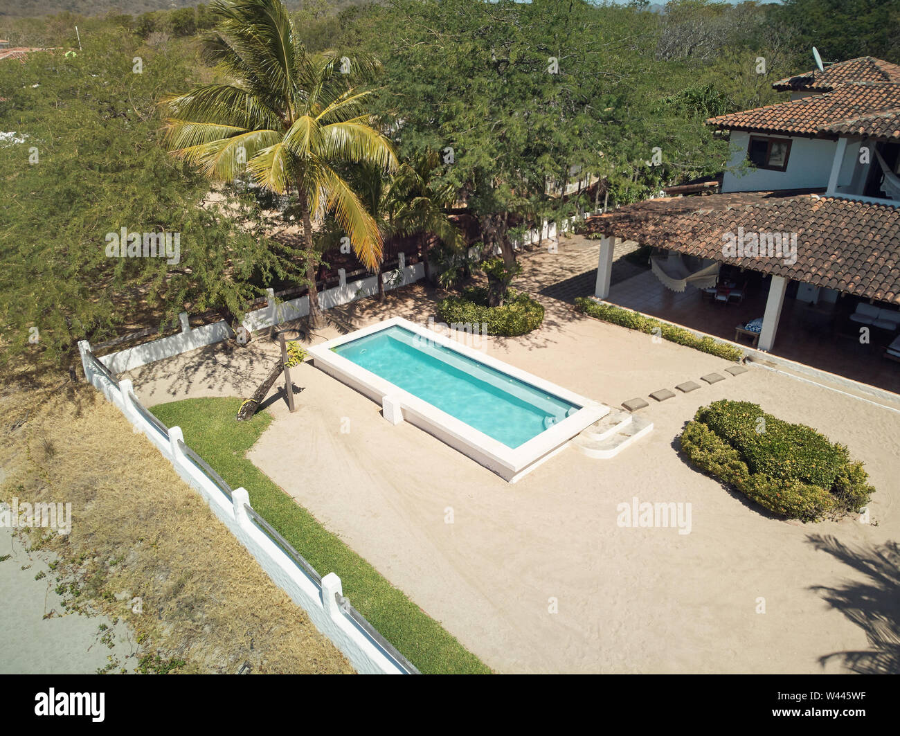 Villa con piscina antenna fuco vista sulla giornata di sole Foto Stock