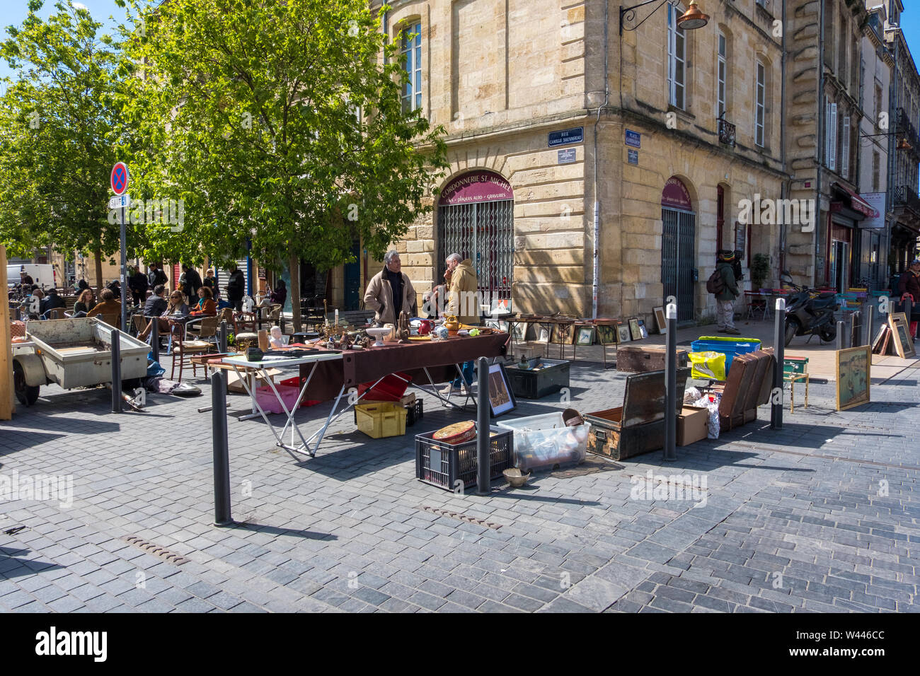 Bordeaux, Francia - 5 Maggio 2019: Bordeaux famoso mercato delle pulci di Marche aux Puces in domenica sul posto vicino a Saint Michel basilica, Aquitaine, Francia Foto Stock