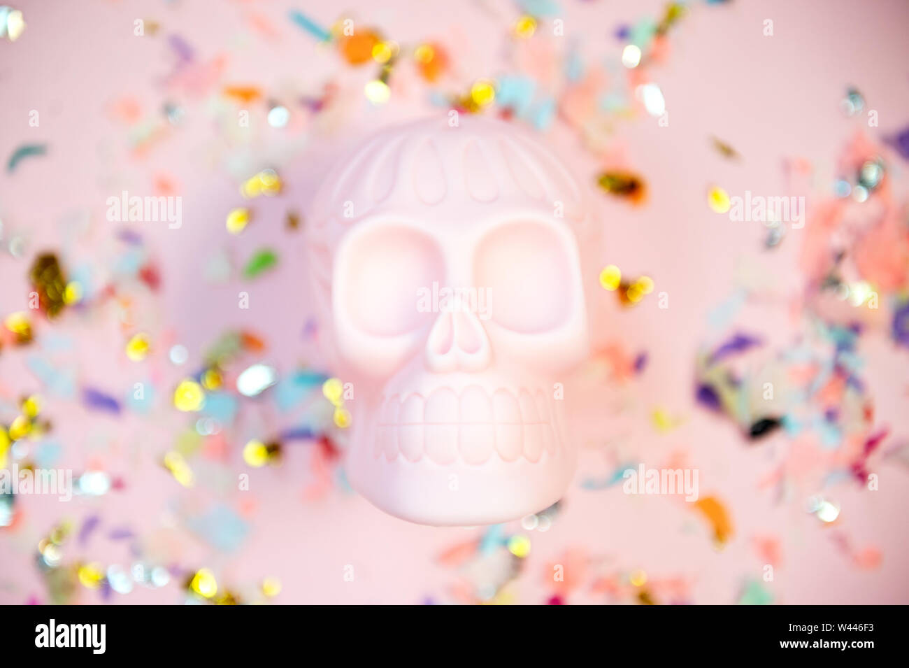 Halloween umano cranio rosa su sfondo color pastello con spazio libero per il testo. Foto Stock