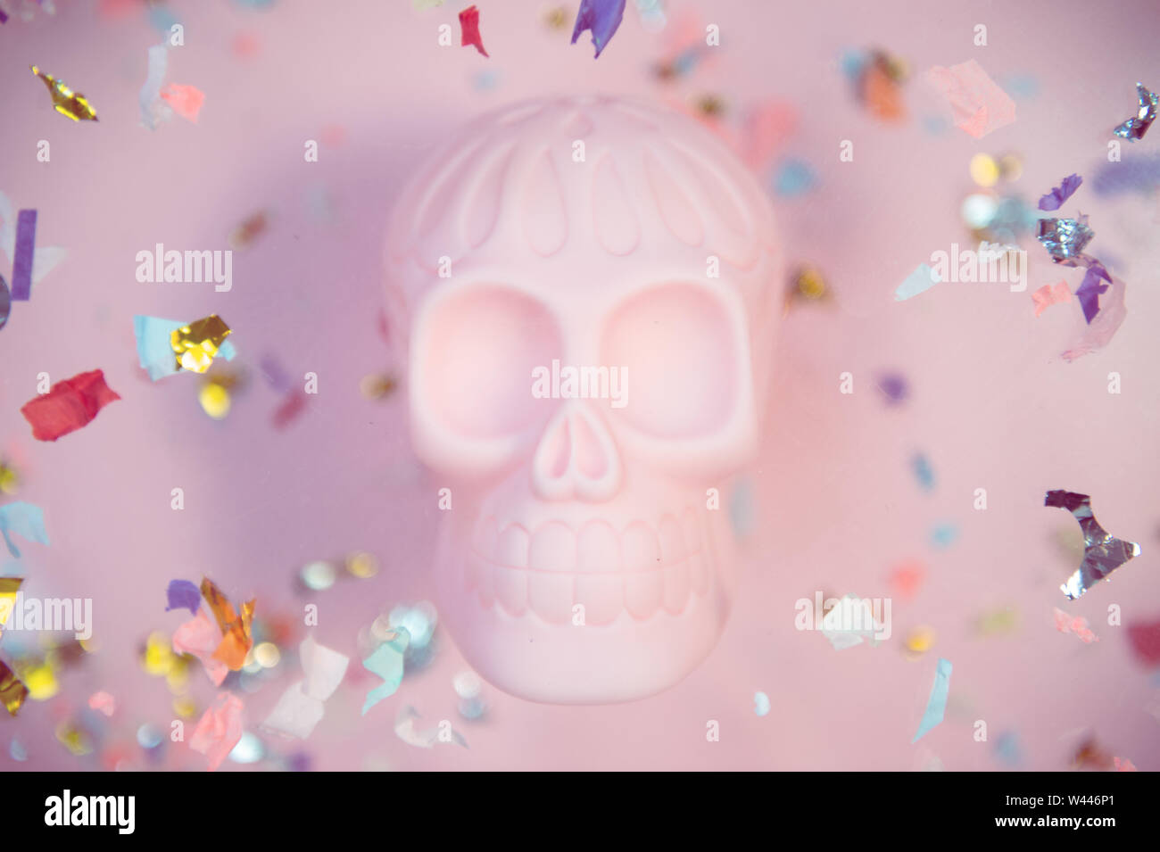 Halloween umano cranio rosa su sfondo color pastello con spazio libero per il testo. Foto Stock