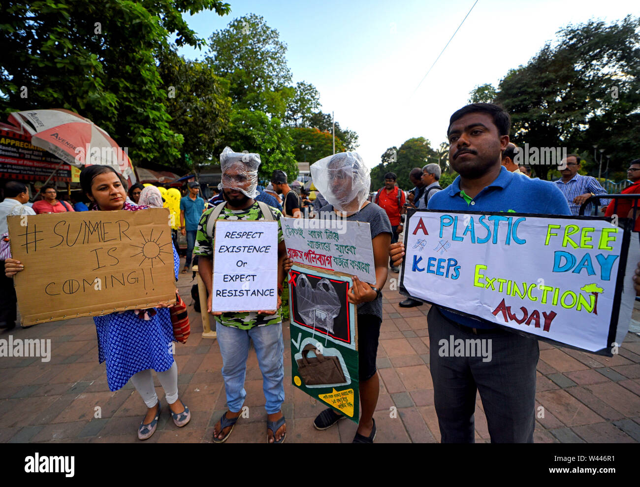 Gli attivisti da venerdì per il futuro il gruppo con le loro facce avvolto con sacchetti di plastica tenendo i cartelli sulla minaccia di plastica per creare un programma di sensibilizzazione in Kolkata.inquinamento in plastica nel mondo rapidamente distruggendo ambiente naturale & rendendo elevato impatto sul clima. Foto Stock