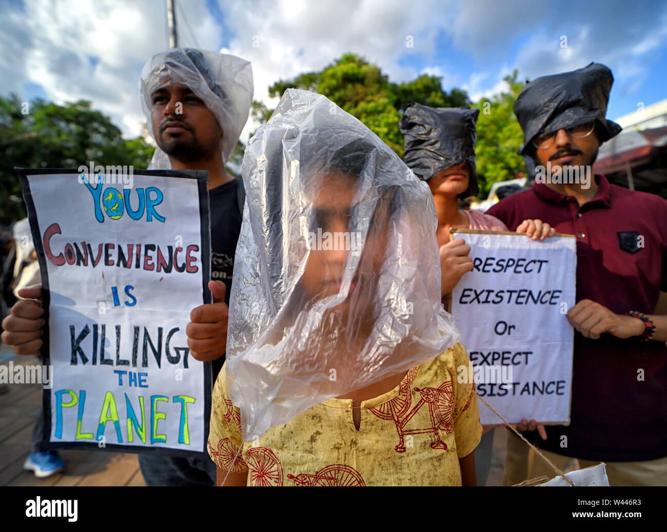 Un attivista da venerdì per il futuro il gruppo con le loro facce avvolto con sacchetti di plastica tenendo i cartelli sulla minaccia di plastica per creare un programma di sensibilizzazione in Kolkata.inquinamento in plastica nel mondo rapidamente distruggendo ambiente naturale & rendendo elevato impatto sul clima. Foto Stock