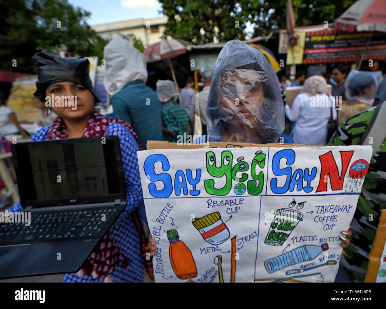 Gli attivisti da venerdì per il futuro il gruppo con le loro facce avvolto con sacchetti di plastica tenendo i cartelli sulla minaccia di plastica per creare un programma di sensibilizzazione in Kolkata.inquinamento in plastica nel mondo rapidamente distruggendo ambiente naturale & rendendo elevato impatto sul clima. Foto Stock
