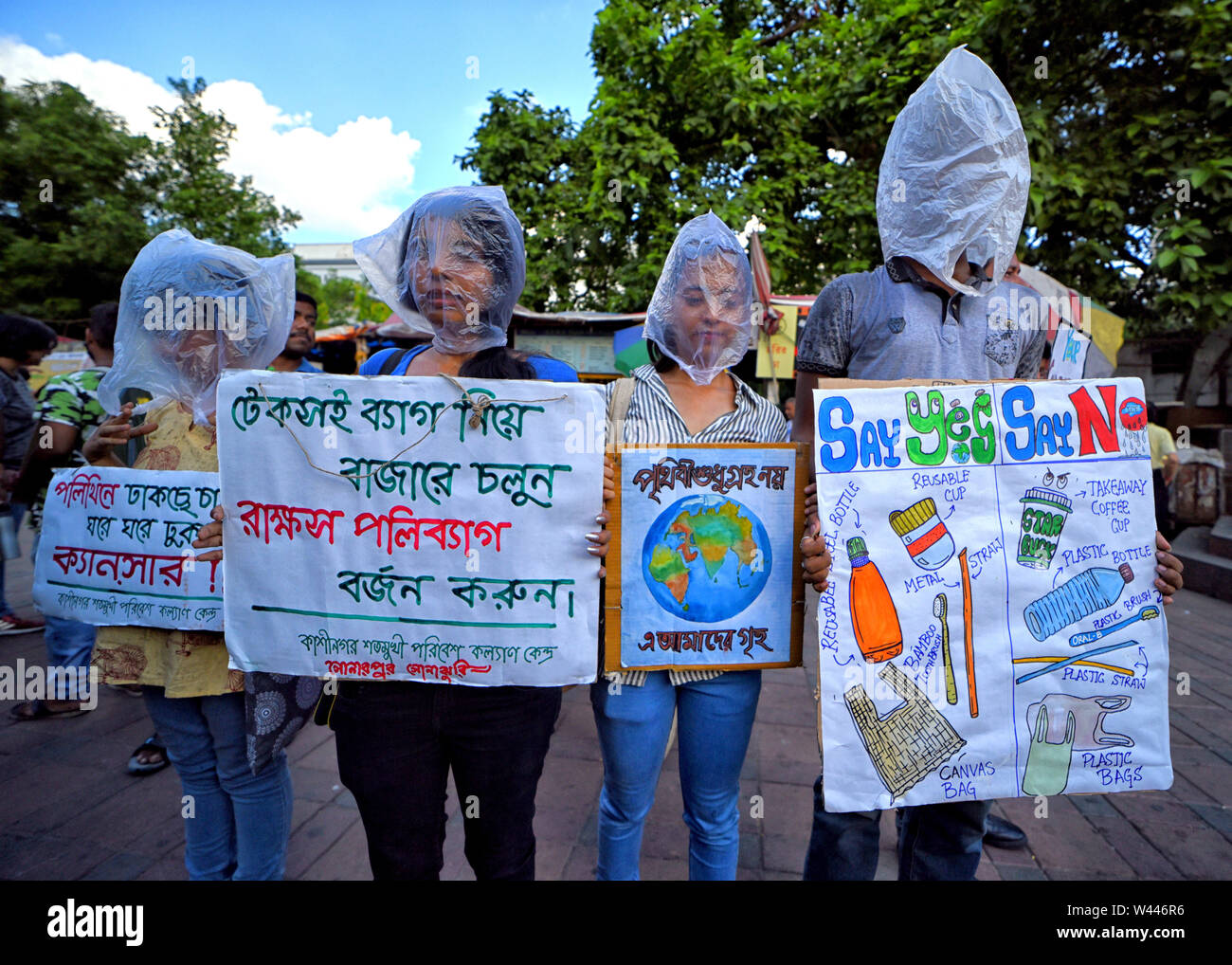 Gli attivisti da venerdì per il futuro il gruppo con le loro facce avvolto con sacchetti di plastica tenendo i cartelli sulla minaccia di plastica per creare un programma di sensibilizzazione in Kolkata.inquinamento in plastica nel mondo rapidamente distruggendo ambiente naturale & rendendo elevato impatto sul clima. Foto Stock