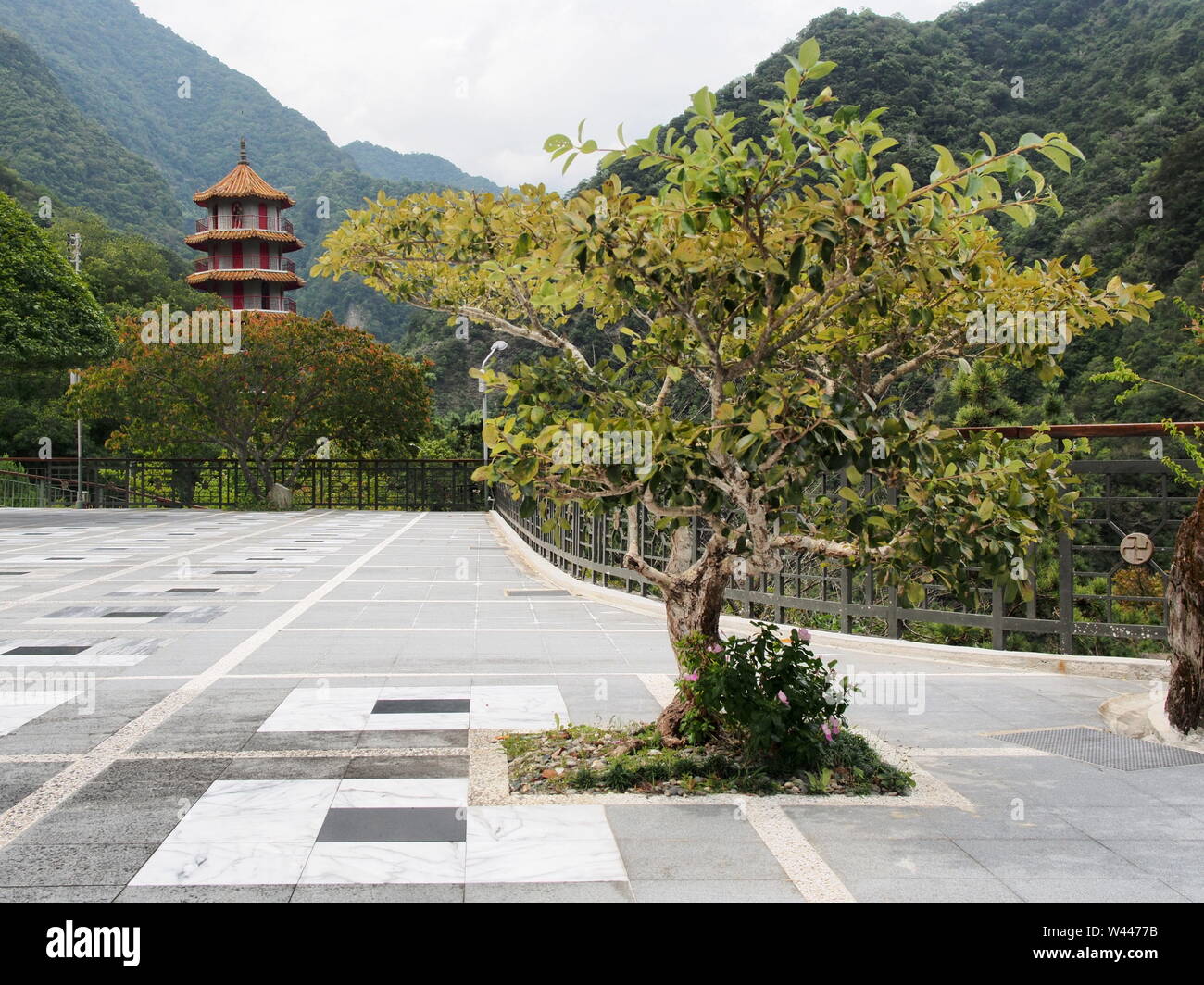 Hsiangte buddist temple, un albero e una torre, Taroko National Park, Taiwan Foto Stock