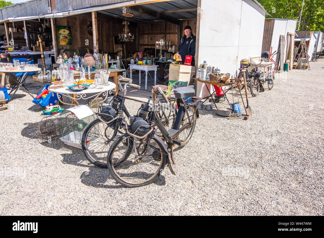Bordeaux, Francia - 5 Maggio 2019: Bordeaux famoso mercato delle pulci di Marche aux Puces nel centro storico di Bordeaux, Aquitaine, Francia Foto Stock