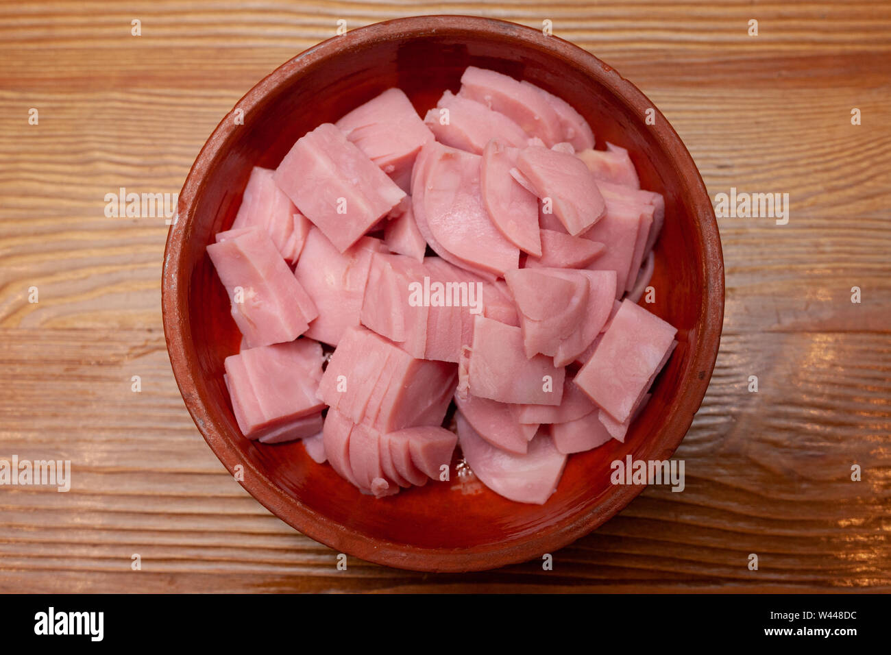 La salsiccia tagliata a fette in un piatto sul tavolo Foto Stock