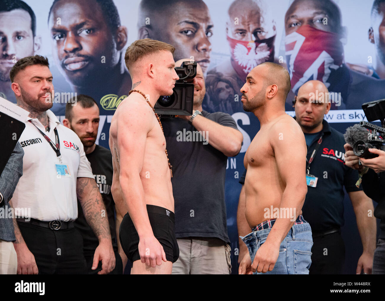 Londra, Regno Unito. 19 lug 2019. Dalton Smith (sinistra) e Ibrar Riyaz (a destra) durante Matchroomboxing presenta Dillian Whyte vs Oscar Rivas Weight-In Spitalfiels al Mercato di venerdì, 19 luglio 2019 a Londra, Inghilterra. (Solo uso editoriale, è richiesta una licenza per uso commerciale. Nessun uso in scommesse, giochi o un singolo giocatore/club/league pubblicazioni.) Credito: Taka G Wu/Alamy Live News Foto Stock