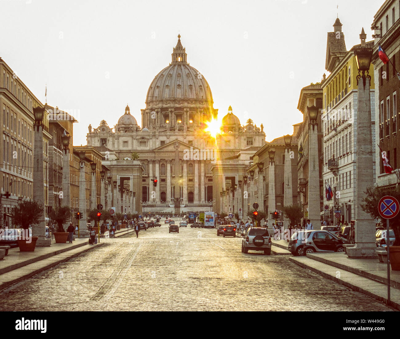 Strada (Via della Conciliazione) che conduce alla Basilica di San Pietro.  Roma, Italia. Fotografato a circa trenta minuti prima del tramonto Foto  stock - Alamy