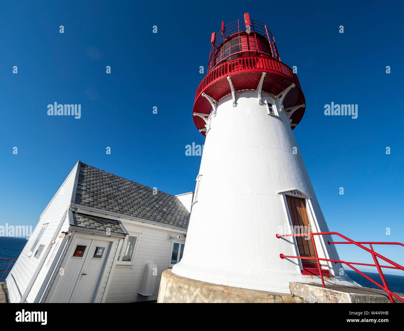 Faro a Capo Lindesnes, il faro più meridionale della Norvegia, situato su una roccia Foto Stock