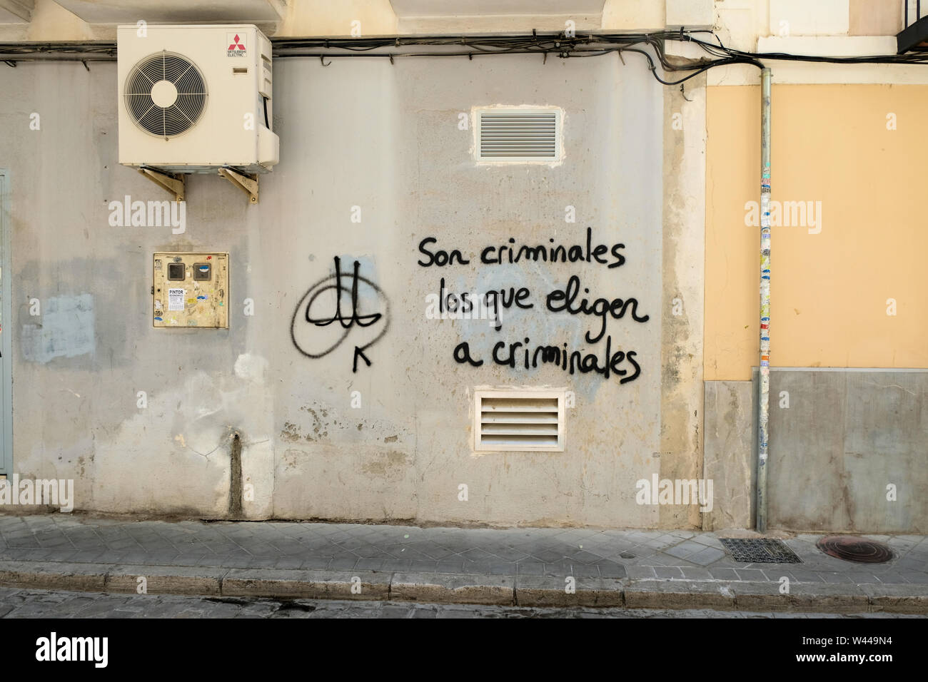 Figlio criminales los que eligen un criminales: anti-democrazia graffiti politica accusando gli elettori di eleggere i criminali; corrotto elettorato Granada, Spagna Foto Stock