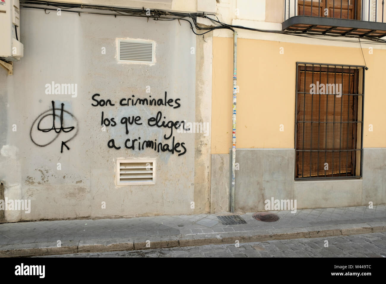 Figlio criminales los que eligen un criminales: anti-democrazia graffiti politica accusando gli elettori di eleggere i criminali; corrotto elettorato Granada, Spagna Foto Stock