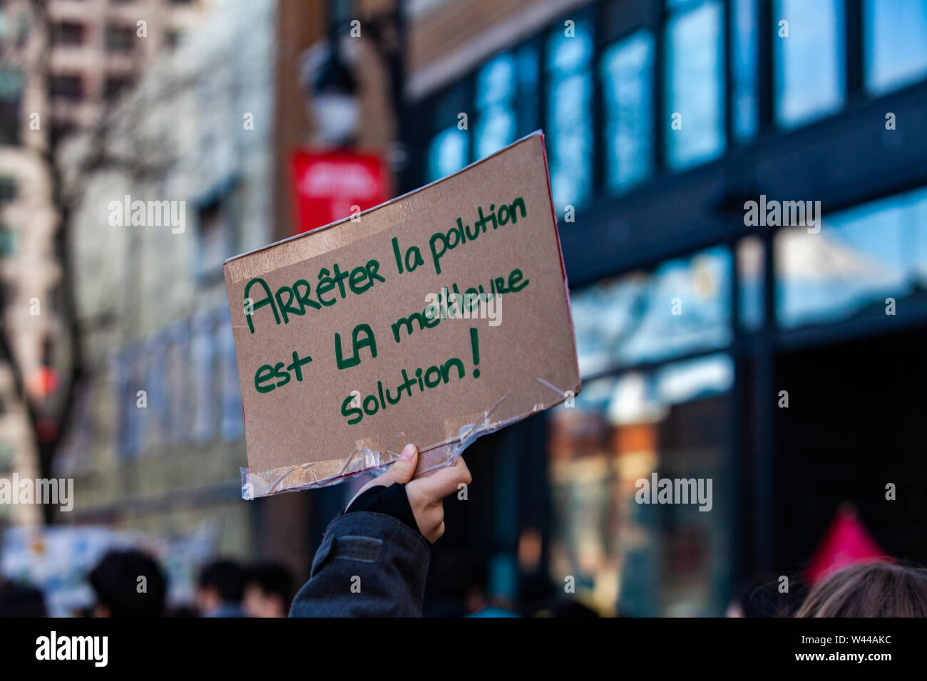 Una vista ravvicinata di un segno francese, dicendo stop inquinamento è la soluzione migliore, come attivisti ecologici marzo su una strada a Montreal, Canada. Foto Stock