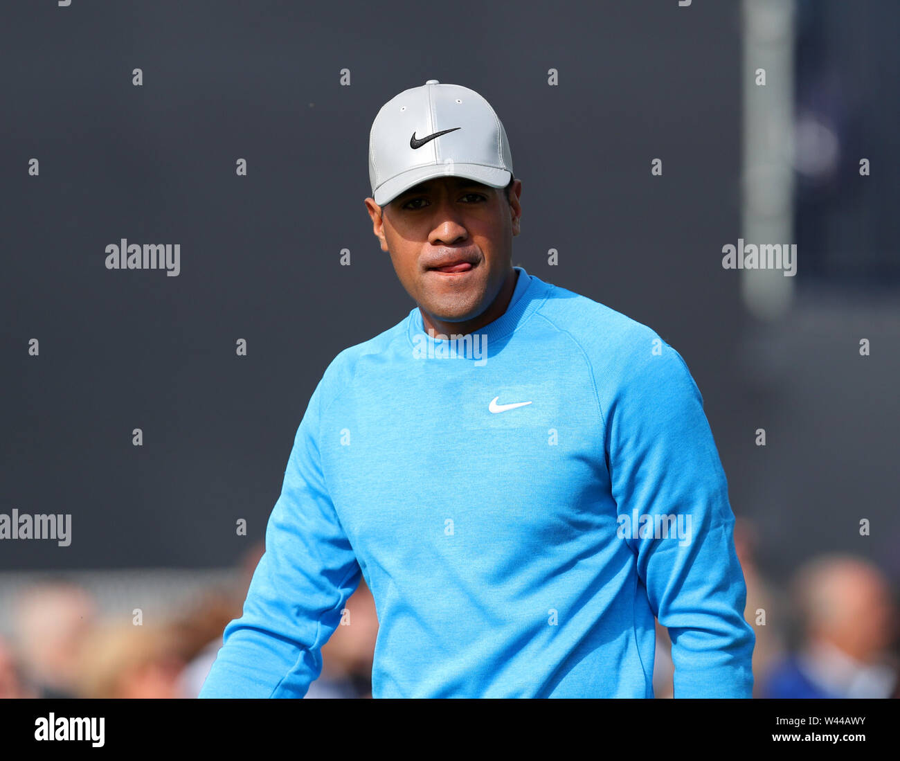 Portrush, County Antrim, Irlanda del Nord. Il 19 luglio 2019. Il 148th Open Golf Championship, Royal Portrush, due round ; Tony Finau (USA) passeggiate dal primo tee Credit: Azione Plus immagini di sport/Alamy Live News Foto Stock