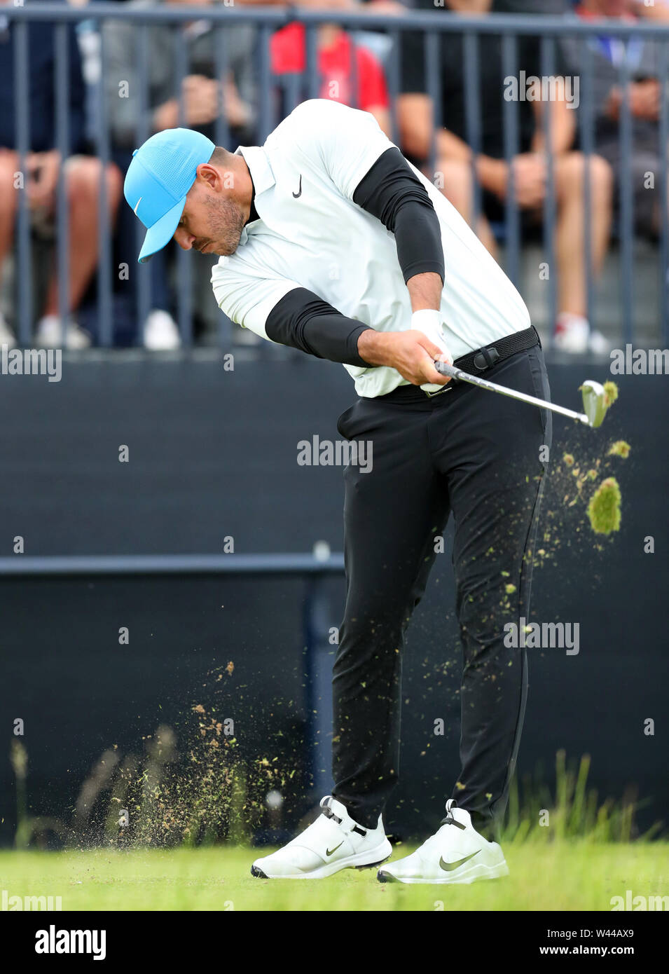 Portrush, County Antrim, Irlanda del Nord. Il 19 luglio 2019. Il 148th Open Golf Championship, Royal Portrush, due round ; Brooks Koepka (USA) colpisce il suo tee-shot al par tre xiii foro Credit: Azione Plus immagini di sport/Alamy Live News Foto Stock