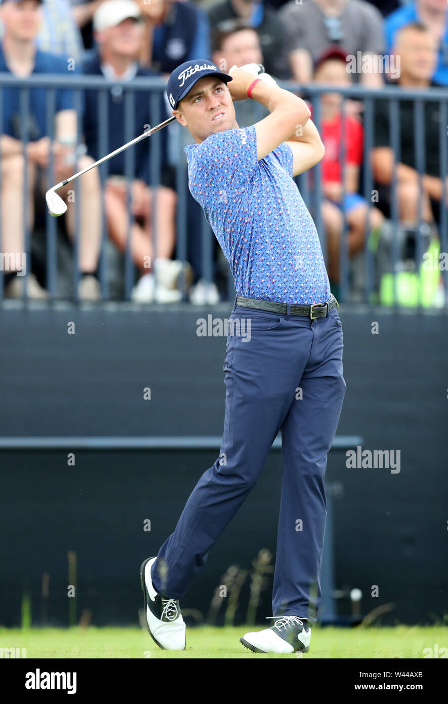 Portrush, County Antrim, Irlanda del Nord. Il 19 luglio 2019. Il 148th Open Golf Championship, Royal Portrush, due round ; Justin Thomas (USA) segue il volo della sua tee-shot al par tre xiii foro Credit: Azione Plus immagini di sport/Alamy Live News Foto Stock