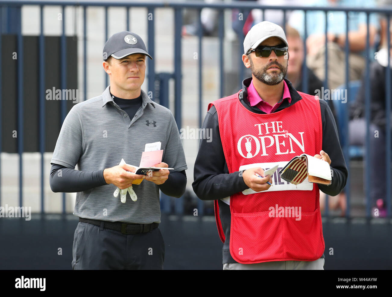 Portrush, County Antrim, Irlanda del Nord. Il 19 luglio 2019. Il 148th Open Golf Championship, Royal Portrush, due round ; Giordania Spieth (USA) e il suo caddie Michael Greller consulta il yardage libro sul tredicesimo tee Credit: Azione Plus immagini di sport/Alamy Live News Foto Stock