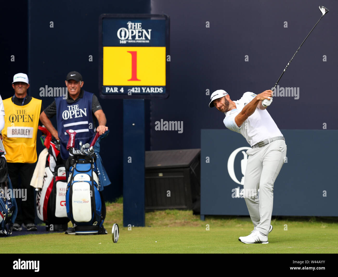 Portrush, County Antrim, Irlanda del Nord. Il 19 luglio 2019. Il 148th Open Golf Championship, Royal Portrush, due round ; Dustin Johnson (USA) colpisce il suo tee-shot sul primo foro Credit: Azione Plus immagini di sport/Alamy Live News Foto Stock