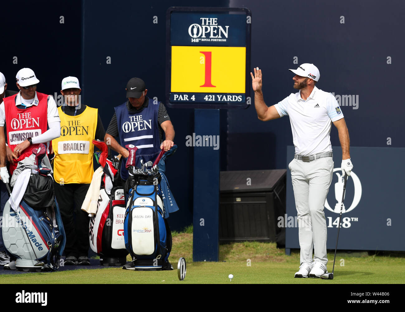 Portrush, County Antrim, Irlanda del Nord. Il 19 luglio 2019. Il 148th Open Golf Championship, Royal Portrush, due round ; Dustin Johnson (USA) onde ai tifosi sulle tribune come egli arriva sul primo tee Credit: Azione Plus immagini di sport/Alamy Live News Foto Stock