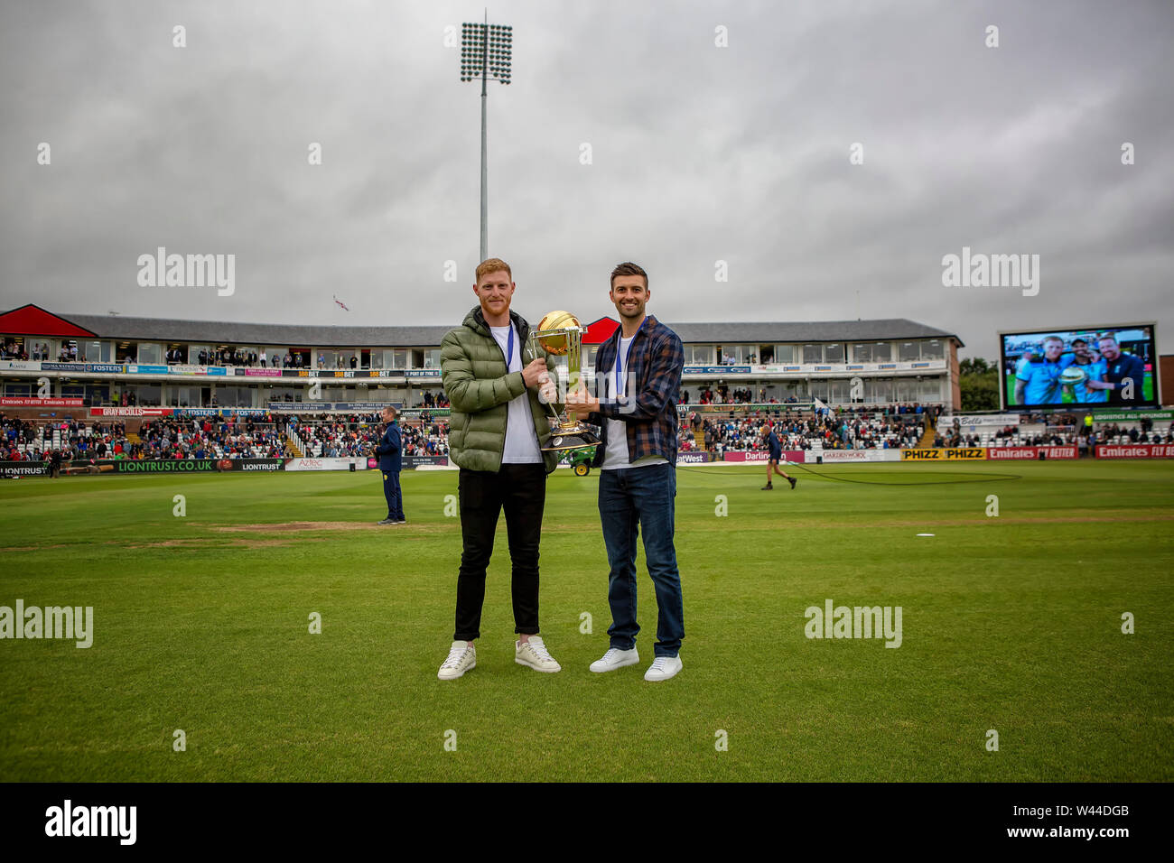 CHESTER LE STREET, Inghilterra. Il 19 luglio 2019. Contrassegnare il legno e ben Stokes di Durham e in Inghilterra con la Coppa del Mondo di cricket durante la vitalità T20 Blast match tra Durham County Cricket Club e Northamptonshire County Cricket Club a Emirates Riverside, Chester le street venerdì 19 luglio 2019. (Credit: Mark Fletcher | MI News ) Credito: MI News & Sport /Alamy Live News Foto Stock